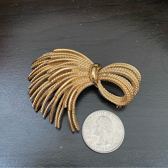 Vintage Signed MONET Gold-tone Twisted Knot Bow Brooch - Picture 4 of 10